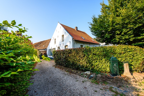 The driveway of Ronkenstein in Reuver