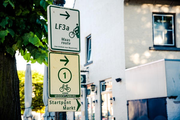 Die Fahrradtafel mit dem allerersten Fahrradknotenpunkt in den Niederlanden, der in Thorn zu finden ist
