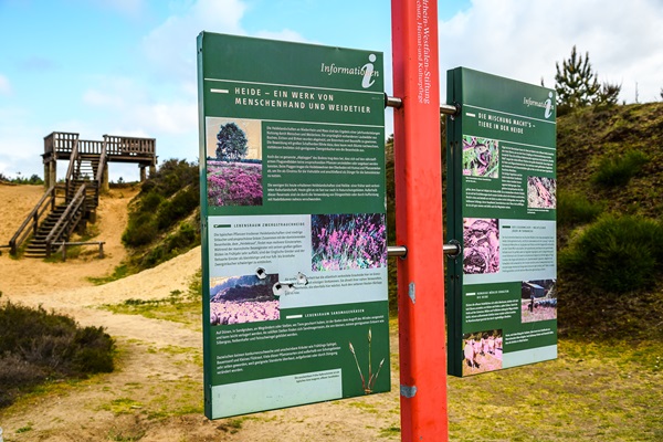 Informationstafel mit Wachturm im Grenzpark Maas-Swalm-Nette im Hintergrund