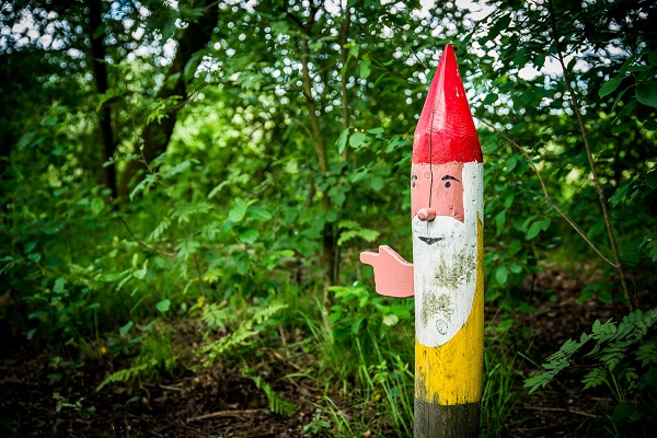 Kabouters wijzen je de weg op het kabouterpad in Nationaal Park De Groote Peel