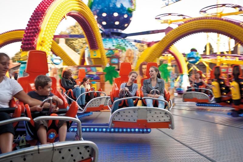 Mensen genieten van een ritje in de octopus