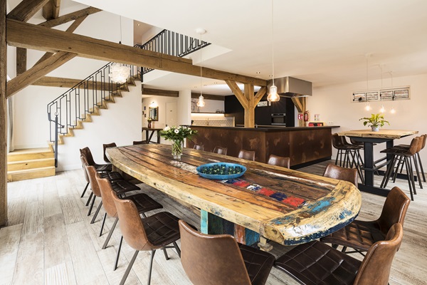 The dining area of Eind 6 in Asselt, a group accommodation in the municipality of Roermond