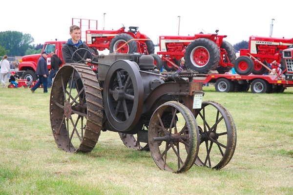 Jongen zit op oude tractor die tentoongesteld is op de Tractoren- en motorenshow in Bocholt