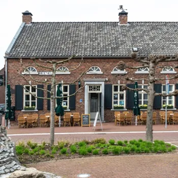 Uitzicht op het terras van Mert5 in de historische dorpskern van Beesel, een sfeervolle plek voor een herfstlunch en speciaalbier in het Drakendorp.