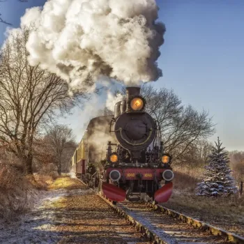 De Kerst Expres van het Miljoenenlijntje rijdt door een winters landschap