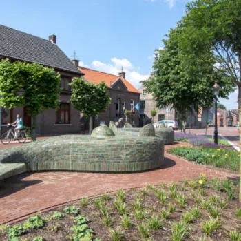 De staart van de Draak in Beesel op een plein, met een aantal bomen